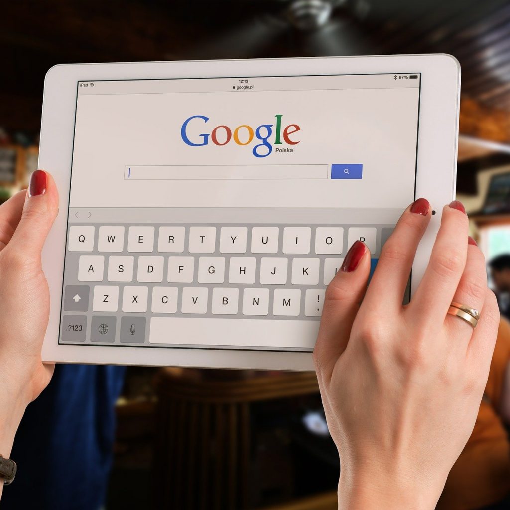 tableta con el navegador google en la pantalla